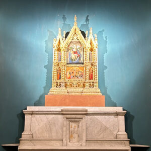 Retable mesurant 219 par 140 cm réalisé sur bois avec  un tableau de La vierge et l'enfant du XVIème siècle.